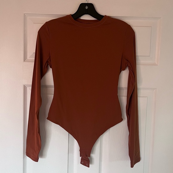 SKIMS Fits Everybody - Long Sleeve Crewneck Bodysuit - Picture 6 of 9